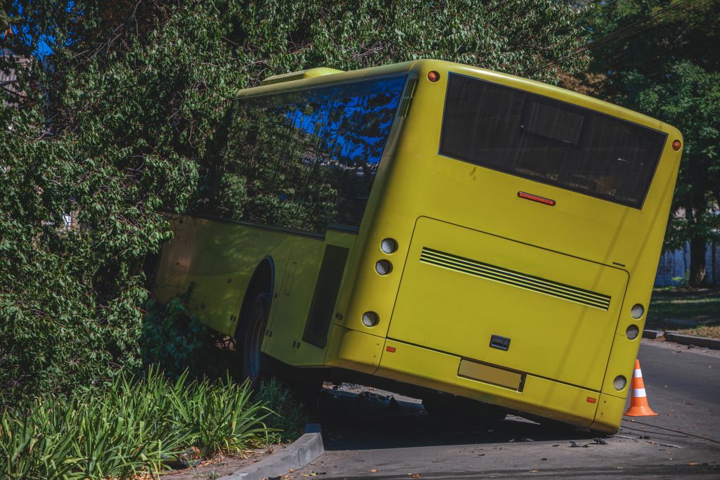 The bus flew off the road and crashed into a tree. Broken windshield Traffic accidents on the road.